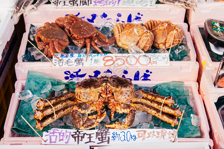 北海道鲜鱼市集的日本王螃蟹或马头开胃菜图片