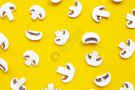 黄色背景的新鲜切片玉米蘑菇高清图片