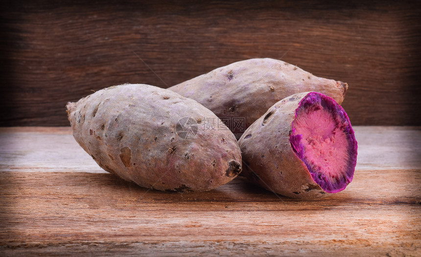 木制桌上的紫色甜土豆图片
