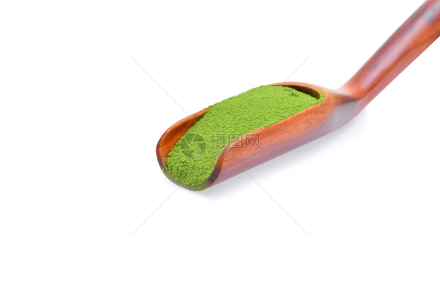 白色背景的木勺中绿茶粉图片