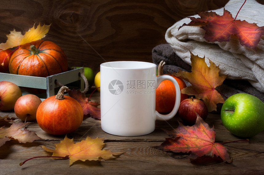 白咖啡杯配有秋叶苹果和南瓜空杯用于设计促销图片