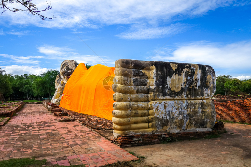 卧佛雕像在watlokayasutharam寺庙大城府泰国卧佛泰国大城府罗卡雅苏塔兰寺图片