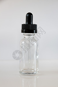 灰色背景的玻璃漏水瓶和烟斗灰色背景的玻璃漏水瓶图片