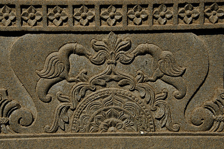 印度鲁赫米尼神庙外墙上的雕刻细节图片