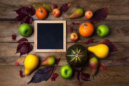 南瓜框用南瓜苹果梨作模型的木制方形图框在生锈背景上用南瓜梨作模型空框拟演示设计现代艺术的模板框架背景
