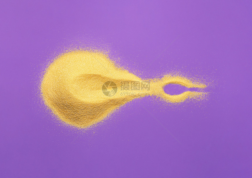 紫色背景的玉米面粉堆在玉米面包的黄金面粉有机产品烹饪成分的地面玉米上图片