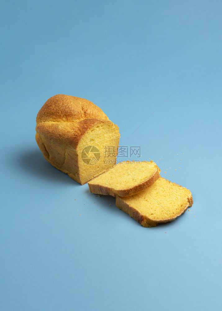 美味的玉米面包新鲜烘烤蓝底两片家庭烤面包和金玉米粉欧洲包健康图片