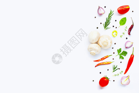 白色背景上各种新鲜蔬菜和草药图片