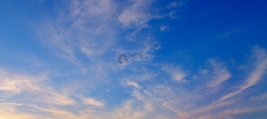 蓝色天空中的白毛云宽阔照片图片