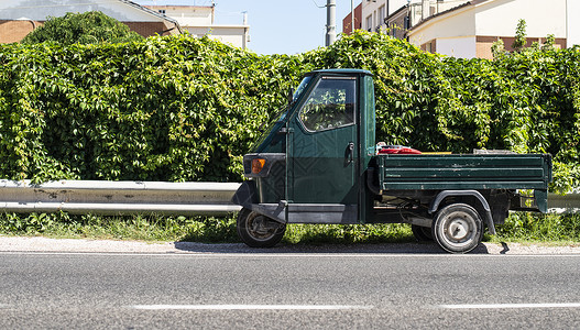典型的意大利农业小卡车三个轮子上类人猿运输在意大利背景图片