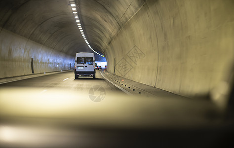 巴士在高速公路隧道中行驶灯光高清图片