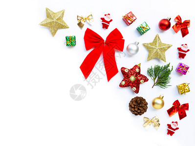 圣诞快乐节成份礼物松树枝和白色背景的装饰品图片