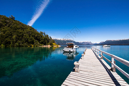 布雷斯湖在自然环境中平静湖水上航行的渔船背景