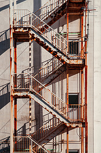 古老的生锈建筑紧急出口外楼有铁梯阳光明亮外面有铁楼梯图片