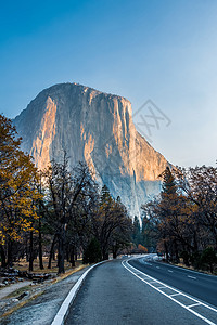 穿越约塞米特公园的道路图片