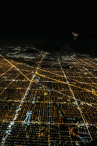 飞机在夜里飞过芝加哥图片