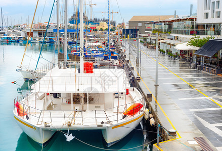 双底帆船素材底栖动物游艇和机船停泊在有咖啡馆和餐的利马索码头雨季吉卜鲁背景