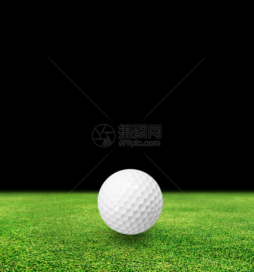 草地和黑色背景的高尔夫球图片