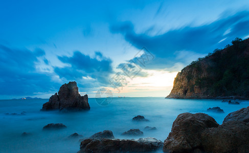 黄昏时海水中石的奇妙风景图片