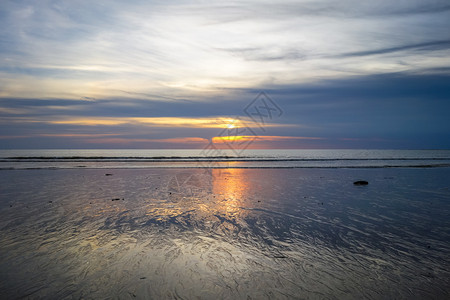 泰国普吉岛奈阳海滩上的日落泰国普吉岛夕阳下的奈阳海滩图片