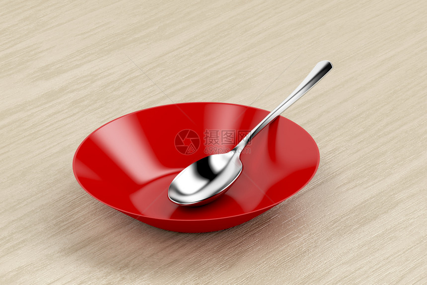 红色空碗和木桌上的银勺子图片