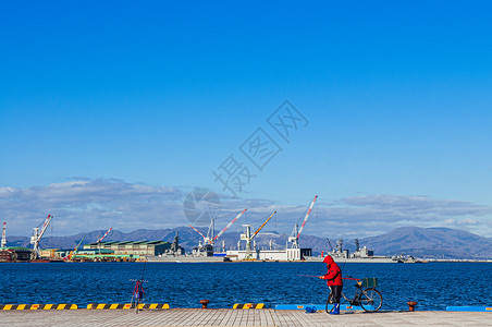 2018年月日雅潘哈科达蓝港湾有大型起重机和船山观背景远视的渔民和工业港口背景图片