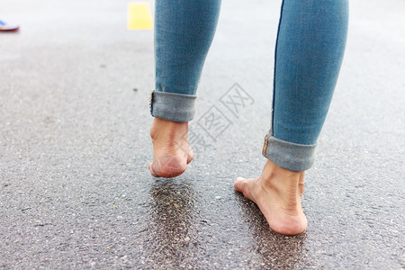 下雨后女人在街上玩得开心沥青高清图片素材