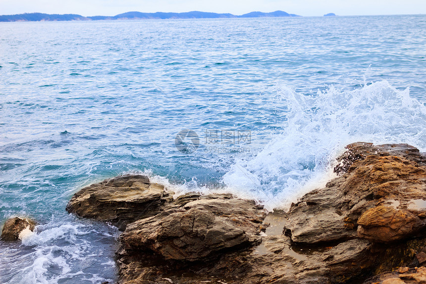 清澈的海水冲向岩石和悬崖图片