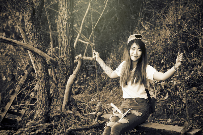 美丽的女孩在森林彩色图象的摇摆中陈年风格图片