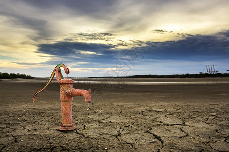 陆地上生锈的水泵干燥破碎的地面沙漠背景图片