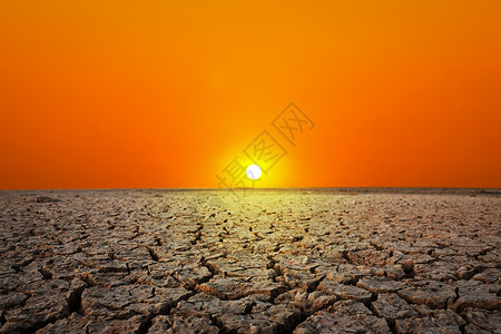沙漠的黄金落日干枯渴的土壤图片