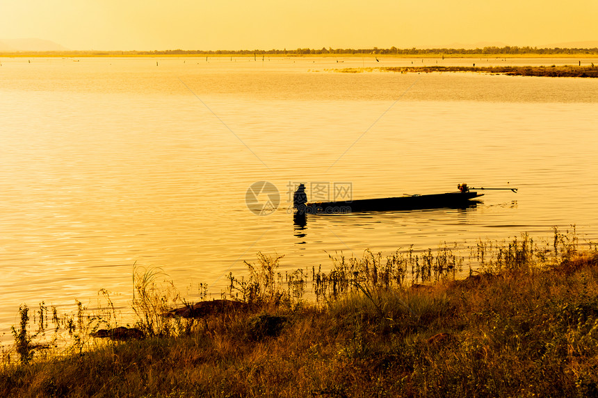 渔民在小船上湖走图片