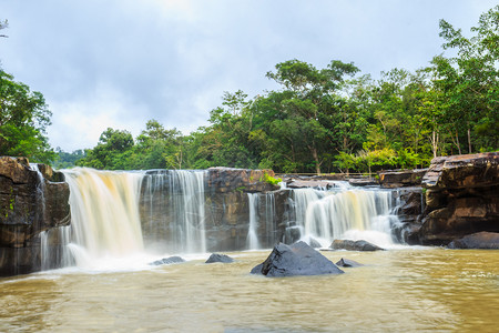 泰王国查亚富姆省塔顿公园通瀑布背景图片