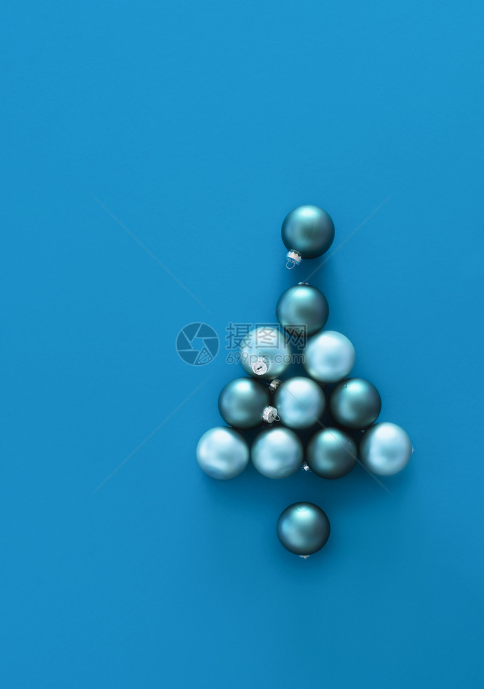 蓝色背景的圣诞树形状在从Xmas球的蓝色圣诞树上看到蓝色的圣诞树传统的装饰框架图片