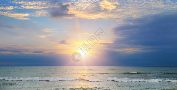 海边和日落的滩明亮美丽的背景宽广照片图片