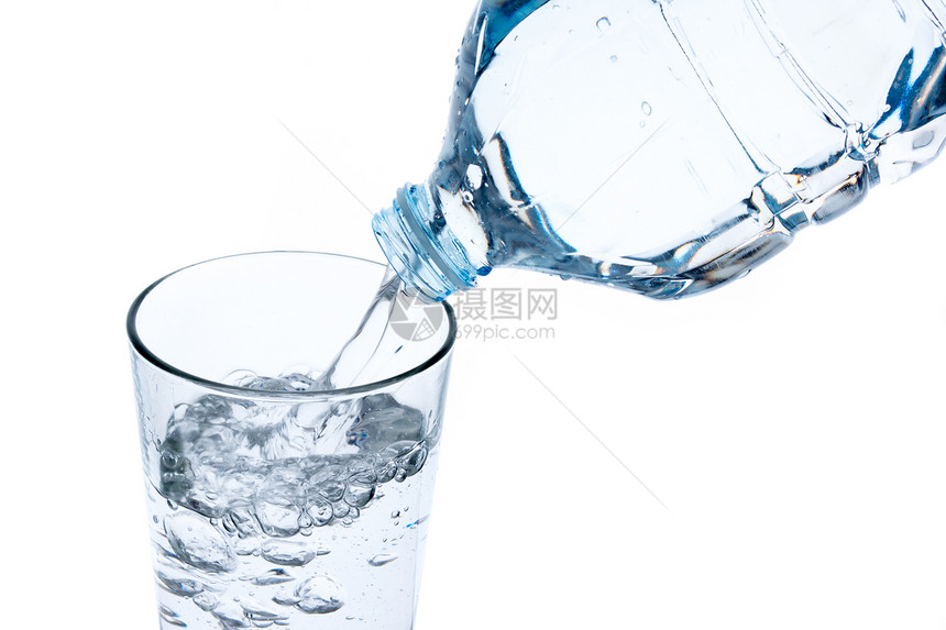 装满塑料瓶水的玻璃杯图片