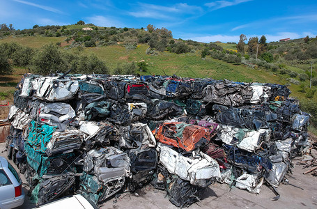 垃圾场的汽车压和包装供回收之用图片