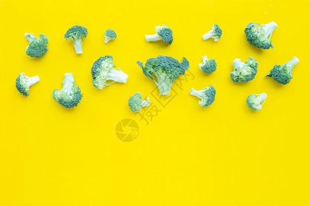 黄色背景的鲜花椰菜复制空格图片
