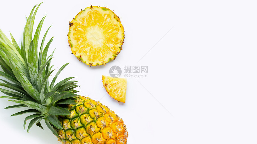 白色背景上的新鲜菠萝复制空间图片