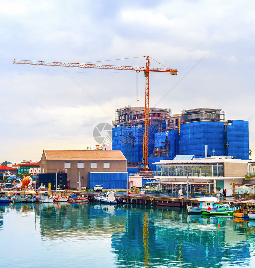 以利马索海滨建造筑工地停泊在码头和咖啡厅餐馆的船坞只塞浦路斯图片