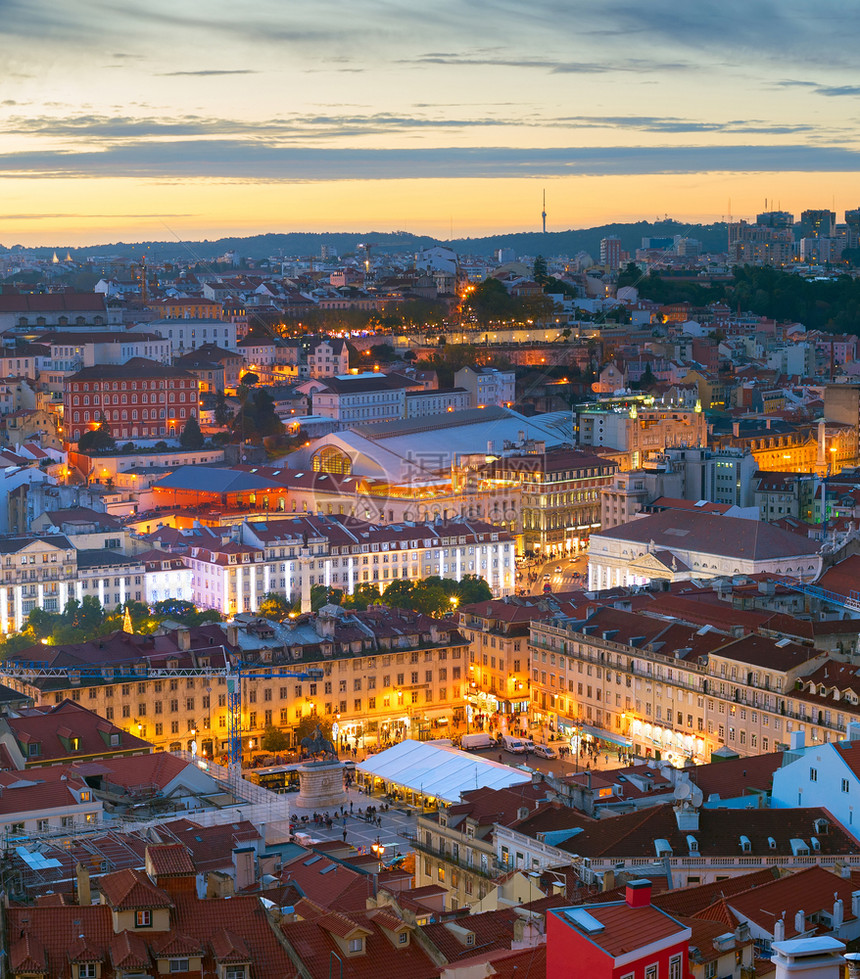 市中心Lisbon市中心红色屋顶明亮的Pracdoperiv广场图片