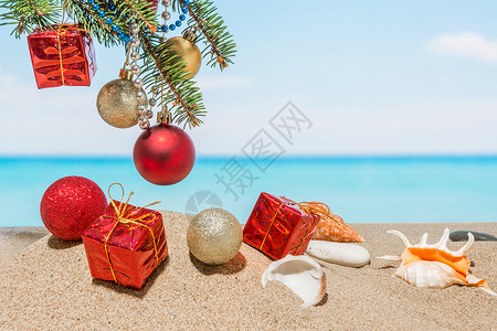 热带海洋滩上的圣诞树装饰图片