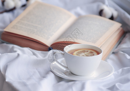 一杯热茶和书图片