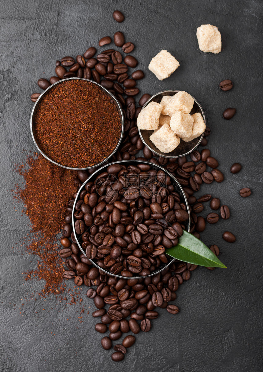 含地粉和甘蔗糖的新鲜有机咖啡豆黑着树叶图片