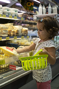在超市购买酸奶的小女孩图片