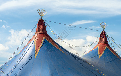 马戏团和蓝天空的穹顶娱乐概念高清图片