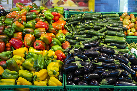 装在超市的蔬菜箱里安排茄子胡椒和菜图片
