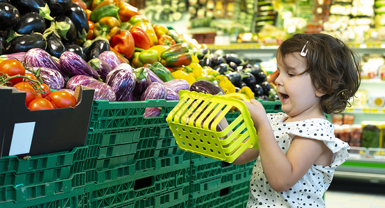 在超市购买水果和蔬菜的概念图片