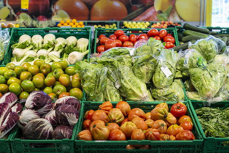 在超市的蔬菜箱里装西红柿生菜和萝卜图片