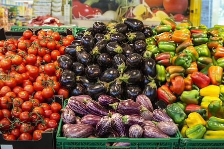 装在超市的蔬菜箱里安排茄子胡椒和西红柿图片